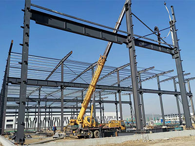 Công trường xây dựng của một tòa nhà nhà máy cấu trúc thép trông giống như？